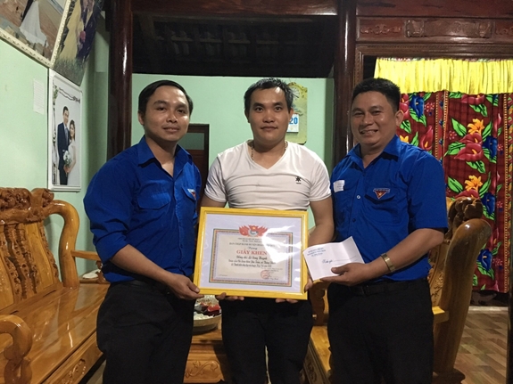 Khen tặng hai thanh niên dũng cảm cứu người đuối nước